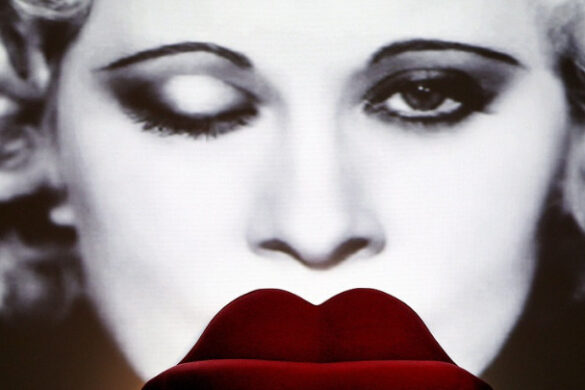 Μέι Γουέστ: Η σταρ που της άρεσαν οι προκλήσεις και χαρακτηρίστηκε ως «η πιο επικίνδυνη γυναίκα στις ΗΠΑ»