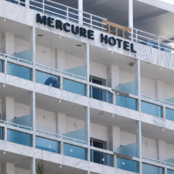 Πάτρα: Το «Αστήρ» γίνεται Mercure: Μπήκε η νέα πινακίδα στο ιστορικό ξενοδοχείο