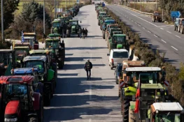Με ξύλο και δακρυγόνα υποδέχτηκε η κυβέρνηση του απλήρωτους αγρότες, ενισχύονται τα μπλόκα