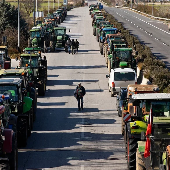 Με ξύλο και δακρυγόνα υποδέχτηκε η κυβέρνηση του απλήρωτους αγρότες, ενισχύονται τα μπλόκα