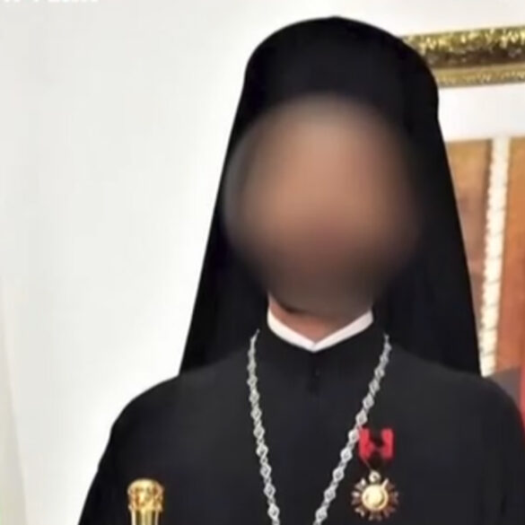 Σε επ’ αόριστον αργία ο Μητροπολίτης Πτολεμαΐδος γιατί έδειξε τα γενετικά του όργανα