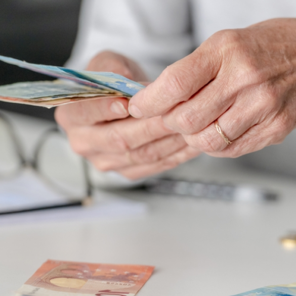 Οι 6 αλλαγές που φέρνει το 2025 σε μισθούς και συντάξεις