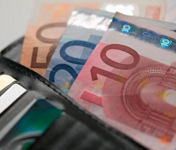 Σε ισχύ από σήμερα η νέα αύξηση στον κατώτατο μισθό