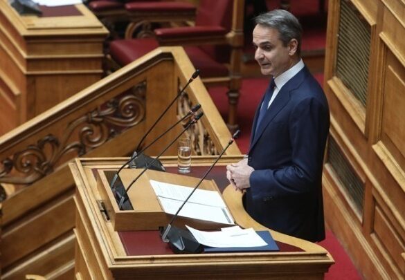 Μητσοτάκης στη Βουλή: Μείωση 10 λεπτών στη βενζίνη και 5 στο ντίζελ έως τέλος Αυγούστου