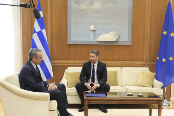 Μαξίμου και Χαριλάου Τρικούπη σε τροχιά “σύγκρουσης” με φόντο τις δημοσκοπήσεις