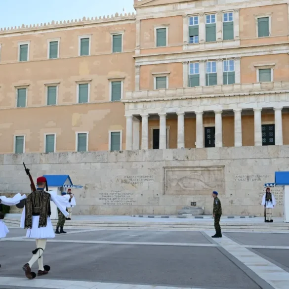 Νέα όψη στο Μνημείο Άγνωστου Στρατιώτη: Η άσφαλτος αντικαθίσταται από μάρμαρο