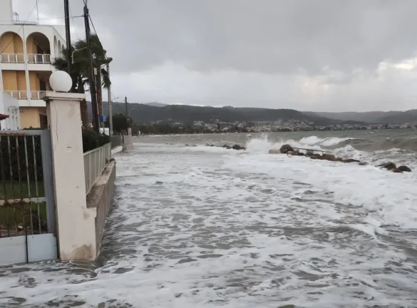 Πάτρα: Σημαντική εκκρεμότητα το έργο για τη διάβρωση των ακτών από Μονοδένδρι έως Τσουκαλέικα