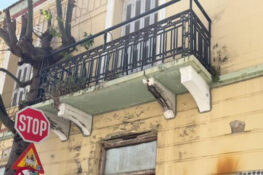 Πάτρα: Σοβαρός κίνδυνος από ετοιμόρροπο κτίριο δίπλα σε σχολεία