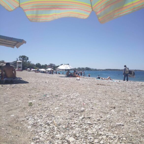 «Βούλιαξαν» από κόσμο οι κοντινές παραλίες της Πάτρας – Ο καύσωνας έστειλε τους Πατρινούς στη θάλασσα