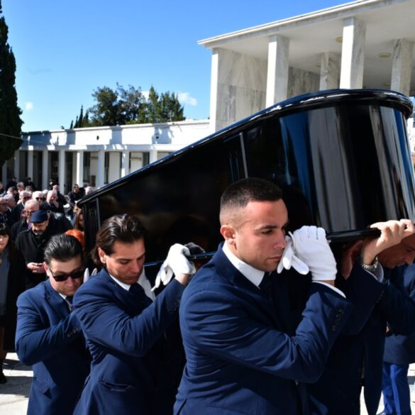 Πλήθος κόσμου στο τελευταίο αντίο στην Άννα Ψαρούδα Μπενάκη
