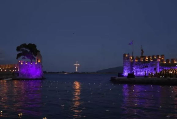 Μοναδική η Μεγάλη Παρασκευή στη Ναύπακτο με την κοινή πομπή επιταφίων