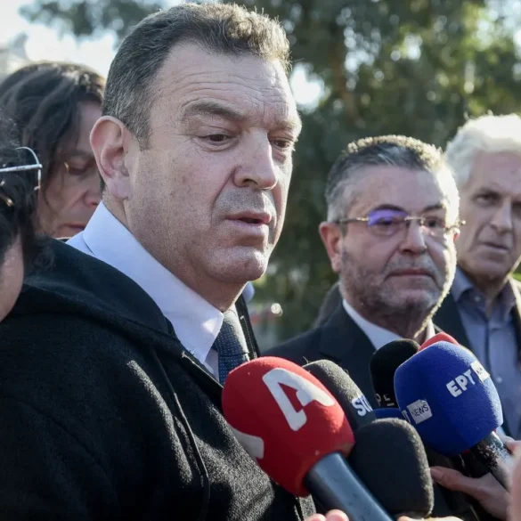«Νίκη» για Παπαδόπουλο : Εδρασε αυτοβούλως – Εκφραζόμαστε θεσμικά και όχι με αυτοδικίες