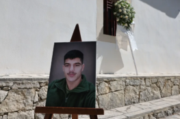 Κρήτη: Αυτήν την ώρα η κηδεία του 21χρονου που δολοφονήθηκε από τον πατέρα του φίλου του