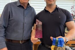 Δυτική Ελλάδα: Τιμητική πλακέτα στον Πρωταθλητή Ελλάδας Νικόλαο Καρρά από τον Γρηγόρη Αλεξόπουλο