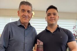 Δυτική Ελλάδα: Τιμητική πλακέτα στον Πρωταθλητή Ελλάδας Νικόλαο Καρρά από τον Γρηγόρη Αλεξόπουλο