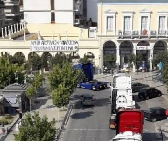 Πάτρα: Η νύφη έφθασε στην εκκλησία συνοδεία νταλικών!