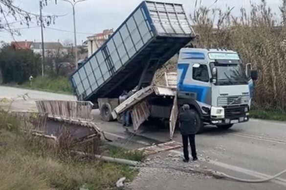 Νταλίκα γκρέμισε την πεζογέφυρα στην Εθνική οδό Αντιρρίου – Ιωαννίνων