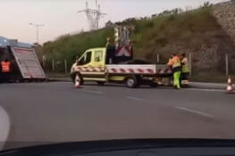 Ανατροπή νταλίκας στο Αντίρριο – Γέμισε ξύλα ο δρόμος (BINTEO)