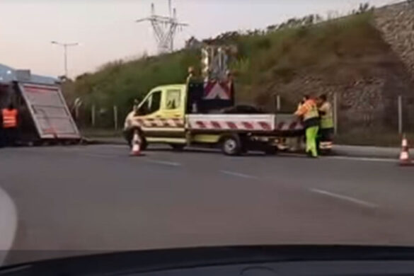 Ανατροπή νταλίκας στο Αντίρριο – Γέμισε ξύλα ο δρόμος (BINTEO)