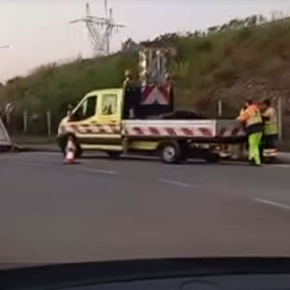 Ανατροπή νταλίκας στο Αντίρριο – Γέμισε ξύλα ο δρόμος (BINTEO)