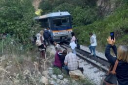 Ταλαιπωρία για 77 επιβάτες του Οδοντωτού – Ακινητοποιήθηκε για 4 ώρες στα Νιάματα