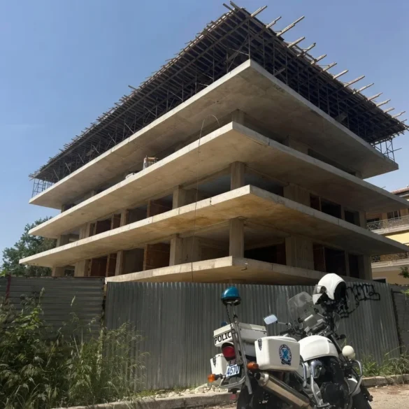 Πάτρα: Τραυματισμός εργαζόμενου σε οικοδομή από πτώση ξύλου από ταράτσα