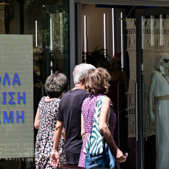 Ανοικτά σήμερα τα καταστήματα για την πρώτη Κυριακή των θερινών εκπτώσεων