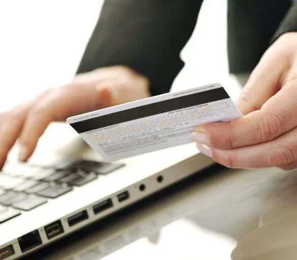 E-banking: Πόσο ασφαλή είναι τα χρήματά μας; Οι κίνδυνοι για τις ελληνικές τράπεζες και τα μέτρα προστασίας