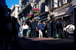 Παγκόσμια υστερία για το νέο ρολόι της Swatch – Ουρές και… ξύλο έξω από τα καταστήματα (ΒΙΝΤΕΟ)