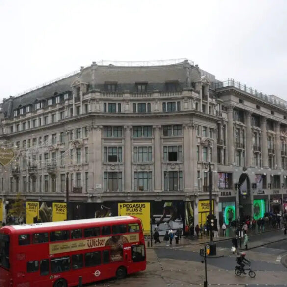 Τέλος εποχής για τη διάσημη Oxford Street του Λονδίνου: Έγινε πεζόδρομος