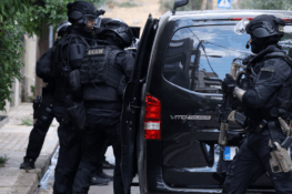 Πάτρα: Μεγάλη επιχείρηση της ΕΛ.ΑΣ – Ανακάλυψαν ναρκωτικά και όπλα μέσα σε σπίτι