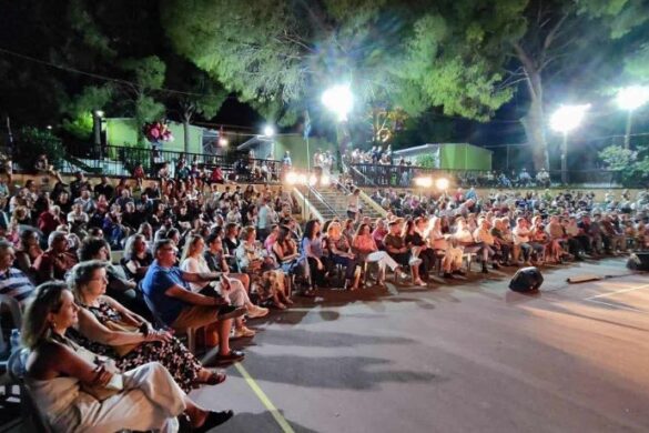 Καταχειροκροτήθηκε η θεατρική παράσταση «Στους 2 τρίτος. χωρεί»