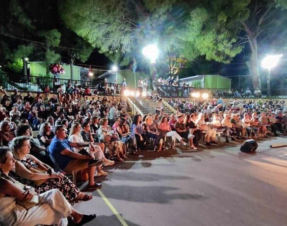 Καταχειροκροτήθηκε η θεατρική παράσταση «Στους 2 τρίτος. χωρεί»