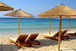 Ο πόλεμος της ξαπλώστρας: Τέλος στην «κράτηση» με πετσέτες, μετά την αποζημίωση σε Γερμανό τουρίστα