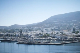 Αναστάτωση στην Πάρο: Επιβατικό πλοίο «χτύπησε» στην προβλήτα