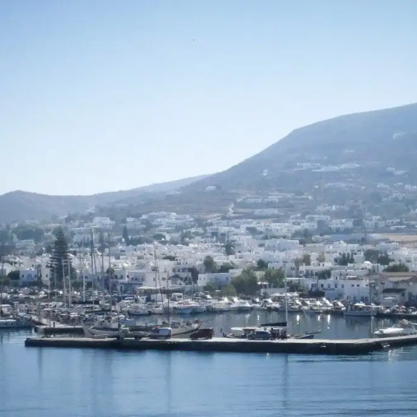 Αναστάτωση στην Πάρο: Επιβατικό πλοίο «χτύπησε» στην προβλήτα