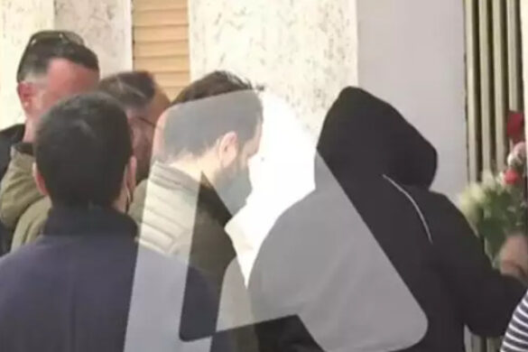 Ρούλα Πισπιρίγκου: Η αδελφή της πετά εκνευρισμένη τα λουλούδια από την είσοδο του σπιτιού