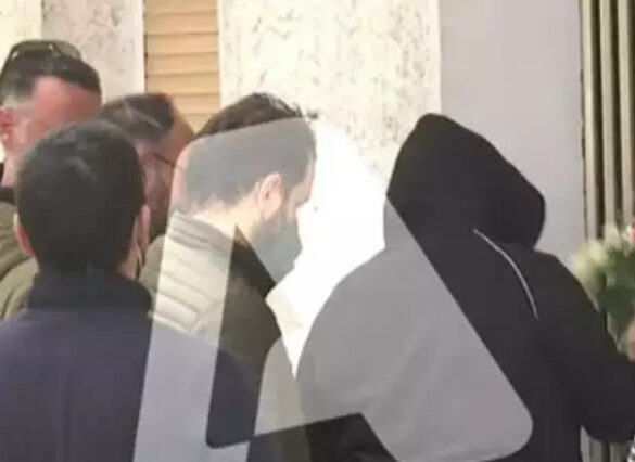 Ρούλα Πισπιρίγκου: Η αδελφή της πετά εκνευρισμένη τα λουλούδια από την είσοδο του σπιτιού