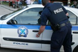 Tρόμος στην Πάτρα: Γυναίκα καλούσε σε βοήθεια και οι αστυνομικοί έσπασαν την πόρτα