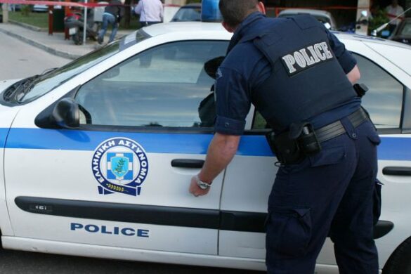 Tρόμος στην Πάτρα: Γυναίκα καλούσε σε βοήθεια και οι αστυνομικοί έσπασαν την πόρτα