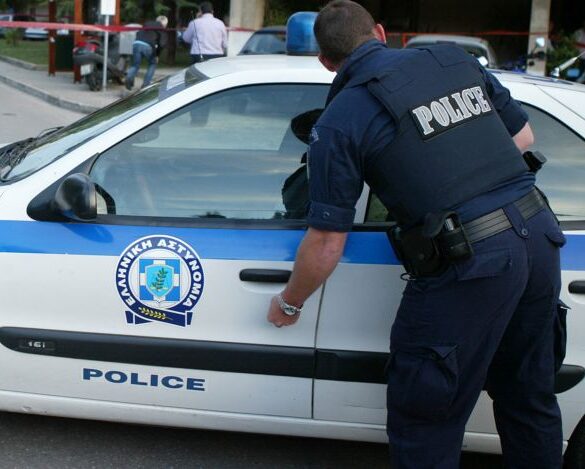 Tρόμος στην Πάτρα: Γυναίκα καλούσε σε βοήθεια και οι αστυνομικοί έσπασαν την πόρτα
