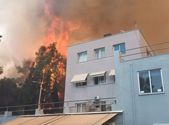 Πάτρα: Δείτε φωτογραφίες από τη μεγάλη φωτιά στο Γηροκομείο – Απειλήθηκε το Καραμανδάνειο