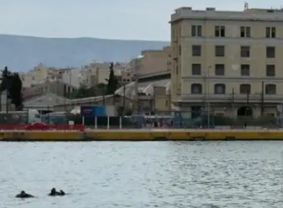 Τραγωδία στον Πειραιά: Νεκρός ο οδηγός ταξί που έπεσε στη θάλασσα