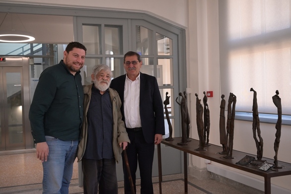 Πάτρα: Η συγκινητική επιστροφή του γλύπτη Μεμά Καλογηράτου – Δωρίζει εμβληματικά έργα στην πόλη των παιδικών του χρόνων