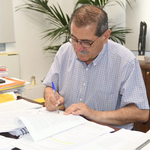 Δήμαρχος Πατρέων: Υπέγραψε σύμβαση για έργα οδοποιίας στο Κεντρικό και Αρκτικό Διαμέρισμα