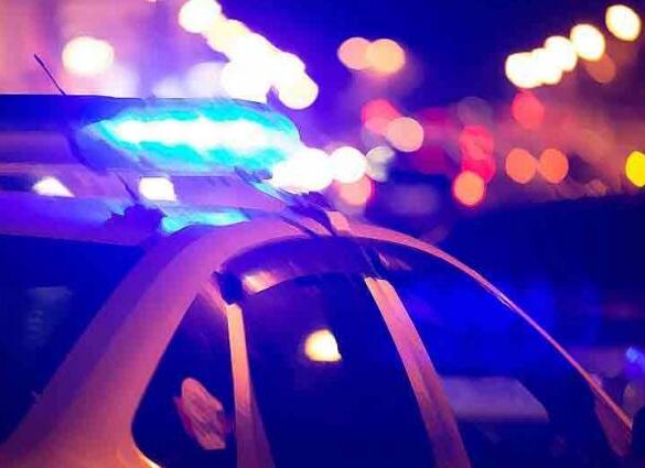 Πάτρα: Ανεξέλεγκτη πορεία φορτηγού στo Κάστρο – Παρέσυρε δίκυκλα και κολώνα στην οδό Αλσυλλίου