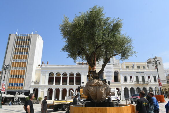 Πάτρα: Η πλατεία Γεωργίου στολίζεται για την Πρωτομαγιά