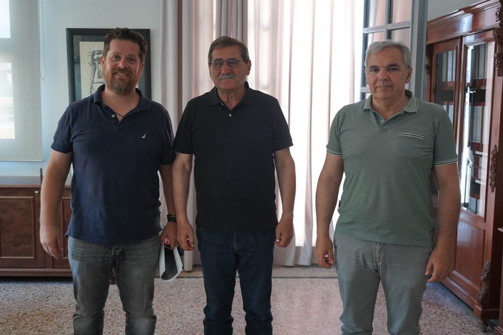 O Δήμαρχος Πατρέων Κ. Πελετίδης υπέγραψε τη σύμβαση για την ανάπλαση της πλατείας Γεωργίου 3 plateia georgiou symbasi