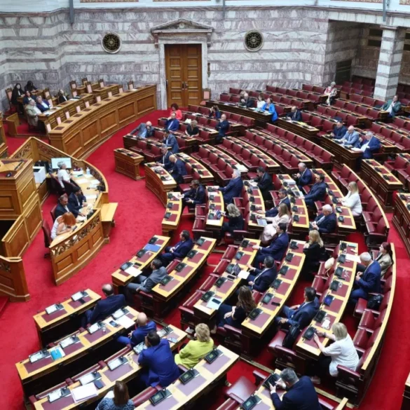 Στο «κόκκινο» η πολιτική αντιπαράθεση