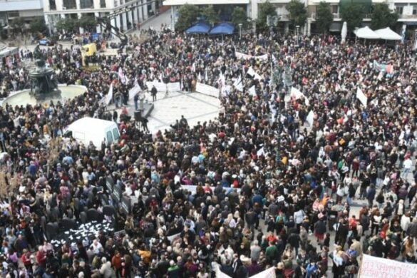 Πάτρα: Σύσσωμη η δημοτική αρχή στη διαμαρτυρία για την τραγωδία των Τεμπών